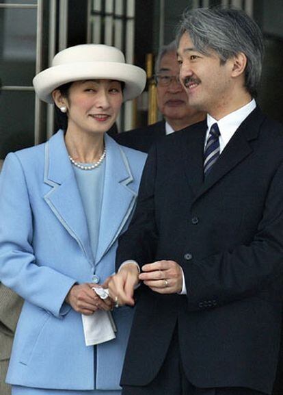 La princesa Kiko, con su marido, el príncipe Akishino, en mayo de 2005.