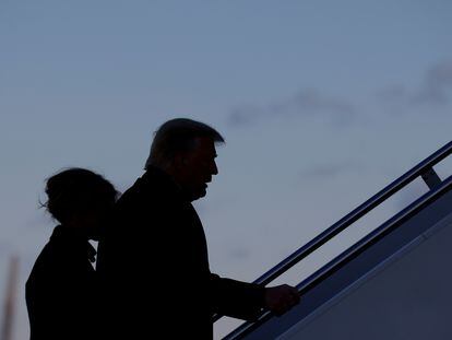 Donald Trump y Melania Trump se despiden de la presidencia desde la escalinata del helicóptero Marine One.