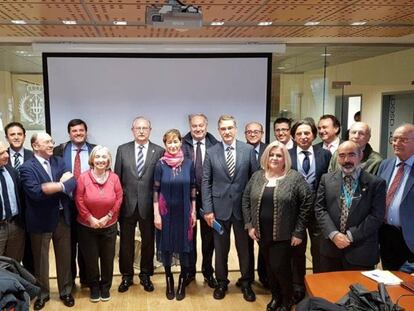 Victoria Ortega, tras ser elegida como presidenta de Unió Profesional, con los miembros de la Asamblea general de la entidad