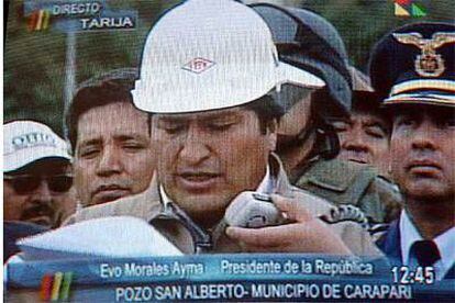 En la imagen, tomada de la televisión, Morales lee el decreto en el pozo San Alberto, en la población de Carapari.