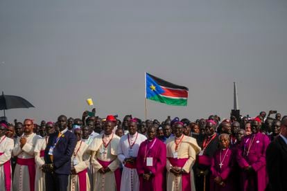 Fieles esperando la llegada del Papa al aeropuerto de Juba, Sudán del Sur, este viernes.  Primera vez que un Papa visitó Sudán del sur desde su independencia de Sudán, de mayoría musulmana.