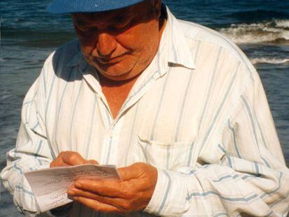 Manuel Padorno junto al mar en 2001.