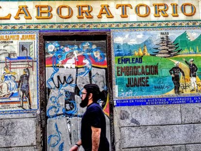 Fachada de Madrid decorada con azulejos que anuncian bálsamos, en el centro.