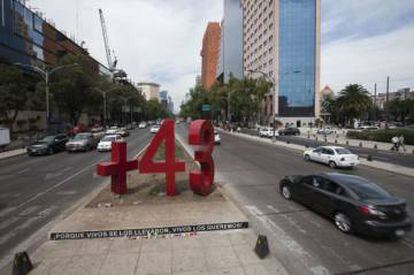 Memorial por los estudiantes de Ayotzinapa en Paseo de la Reforma.