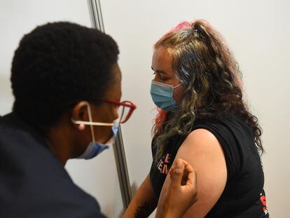 Una trabajadora sanitaria recibe la vacuna de AstraZeneca en Melbourne, Australia, el 22 de marzo.