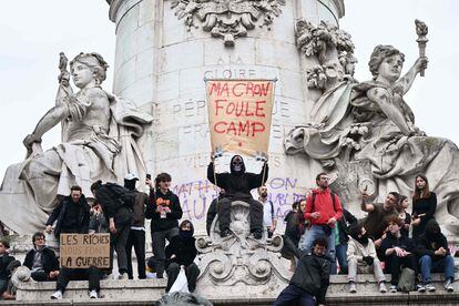 Varios manifestantes protestan este jueves encaramados en la estatua de la plaza de la República de París.