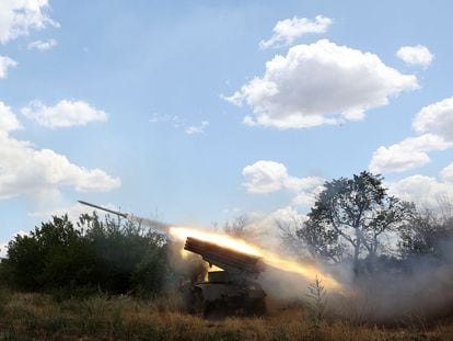 Un lanzacohetes múltiple Grad BM-21 ucraniano dispara hacia posiciones rusas en la región ucrania de Donbás este martes.