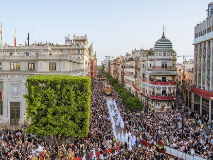 Procesión del Santo Entierro Grande en Sevilla, celebrada el pasado sábado.