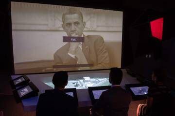 Los visitantes aprenden de manera interactiva sobre cómo se capturó a Osama bin Laden.