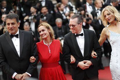 Dror Moreh (i), Sandrine Bonnaire, Lorenzo Codelli y Lucy Walker (d) en la alfombra roja de Cannes.