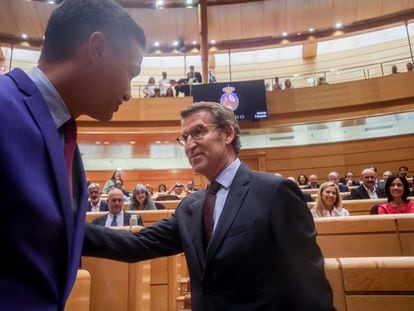 El presidente del Gobierno, Pedro Sánchez (izquierda), y el líder del PP, Alberto Núñez Feijóo (derecha), se saludan en una sesión plenaria en el Senado, a 7 de junio de 2022, en Madrid.