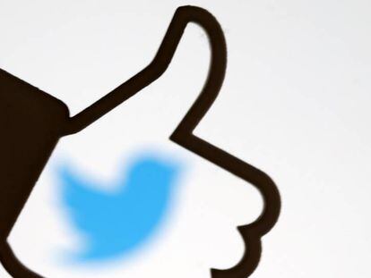 Logo de Twitter dentro de un &quot;me gusta&quot; de Facebook impreso en 3D.
