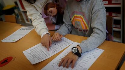 Niños aprenden matemáticas en una escuela pública de Terrassa.