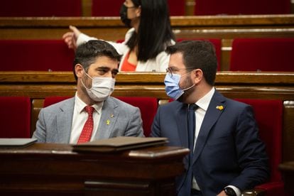 El presidente de la Generalitat, Pere Aragonès (derecha), y el vicepresidente, Jordi Puigneró, ayer en el parlamento de Cataluña.