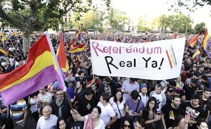 Miles de manifestantes piden en Valencia un referéndum para votar por la república.