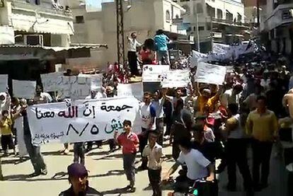 Manifestantes antigubernamentales marchan por las calles de Idlib, en una imagen de un vídeo colgado en YouTube.