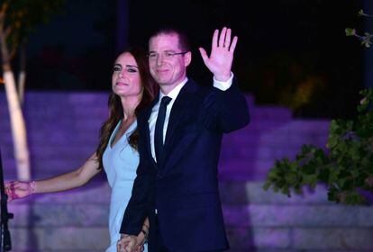 Ricardo Anaya y Carolina Martínez saludan a su llegada al debate.