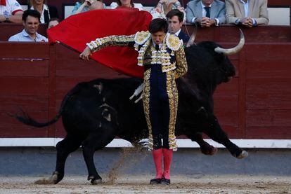 Roca Rey, en una ceñida bernadina al quinto toro de la tarde en las pasadas fiestas de San Isidro, de Madrid.