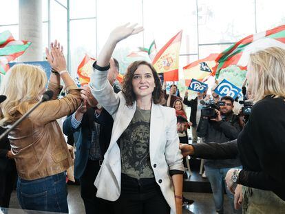 La presidenta de la Comunidad de Madrid y candidata del PP a la reelección, Isabel Díaz Ayuso (en el centro), durante un acto de campaña del Partido Popular, en Bilbao, este sábado.