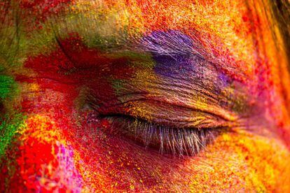 Polvos de colores manchan la cara de una mujer en la ciudad india de Sivasagar, el 6 de marzo de 2015.