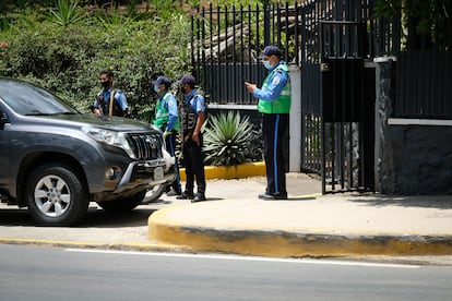 Agentes de policía frente a la casa de Cristiana Chamorro, en Managua, este miércoles.