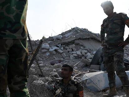 Soldados 'peshmerga', junto un túnel cavado por el ISIS en un pueblo cercano a Mosul capturado por los kurdos.