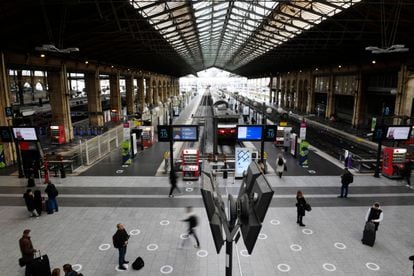 Passengers on the platforms of the largest train station in Europe: Gare du Nord, in Paris.