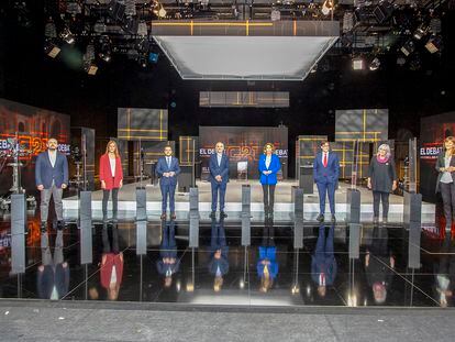 Foto de grupo de los candidatos a las elecciones catalanas del 14-F, al inicio del debate en TV3.