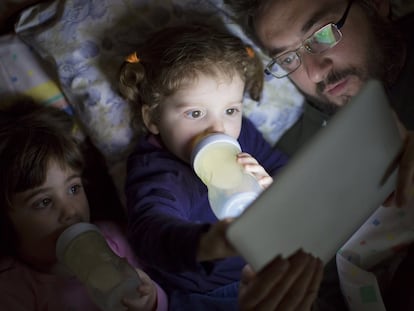 La Pediatric Academic Societies alerta de que cuanto más
tiempo pasen los niños de
entre seis meses y dos años
delante de dispositivos electrónicos más posibilidades tienen de manifestar retrasos en el habla.