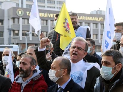 Protesta organizada por los sindicatos turcos contra las subidas de las facturas de electricidad y gas ante las puertas del Ministerio de Energía en Ankara el pasado 6 de enero.