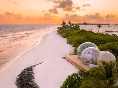 La singular suite burbuja sobre Beach Bubble, una lengua de arena blanca, aislada y privada en Finolhu (Maldivas), para dormir de lujo bajo las estrellas.