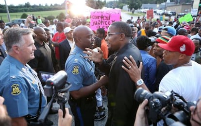 El jefe del dispositivo policial junto a un activista negro.