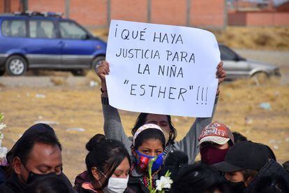 Los vecinos de El Alto aprovecharon el entierro de Esther para mostrar su indignación y pedir justicia por la niña.