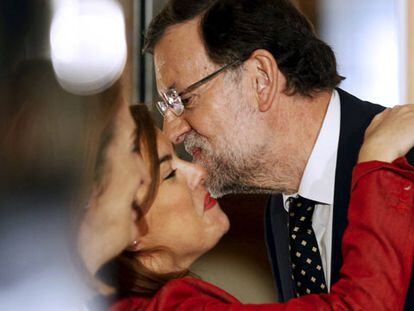 El presidente del Gobierno, Mariano Rajoy, saluda a la vicepresidenta, Soraya Sáenz de Santamaría, en un acto.