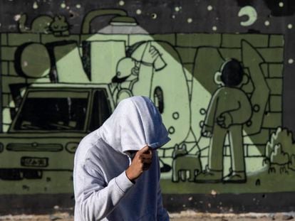 El pintor y grafitero Imon Boy junto a una de sus obras en Vélez-Málaga, el pasado 2 de enero.