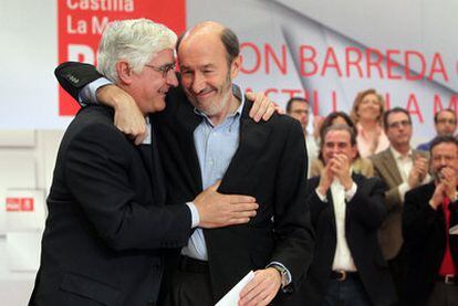 Alfredo Pérez Rubalcaba (a la derecha) y José María Barreda se abrazan durante el mitin del PSOE en Alcázar de San Juan.