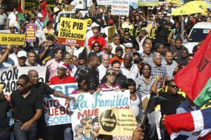 Cientos de manifestantes marchan hacia el Congreso Nacional en protesta contra la reforma fiscal en Santo Domingo (República Dominicana).