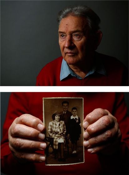 Bogdan Bartnikowski, de 82 años, que fue registrado con el número 192731 en el campamento, posa con una fotografía de su familia, en Varsovia el 18 de diciembre de 2014. Bartnikowski tenía 12 años cuando él y su madre fueron enviados al campo de Auschwitz-Birkenau. Ellos fueron trasladados de un campamento a otro varias veces. Después de la guerra, Bartnikowski trabajó como piloto y luego se convirtió en periodista y escritor.