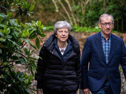 Theresa May y su marido Philip salen del servicio dominical en su parroquia en Sonning. 