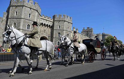 Los caballos y la carroza Ascot-Landau hacen su entrada en el Castillo de Windsor, el jueves 17 de mayo de 2018.