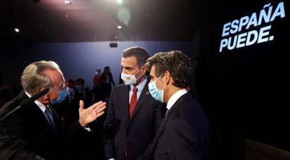 El presidente del Gobierno, Pedro Sánchez conversa con el presidente de la Fundación La Caixa, Isidre Fainé y el presidente de Telefónica, José María Pallete.