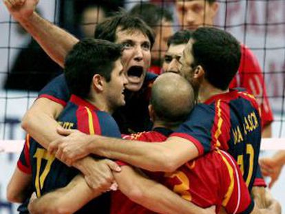 Los jugadores españoles celebran el campeonato de Europa de 2007