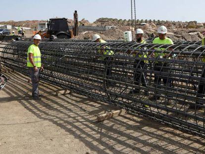 Un grupo de operarios trabaja en las obras del AVE en Níjar, Almería, en agosto de 2021.