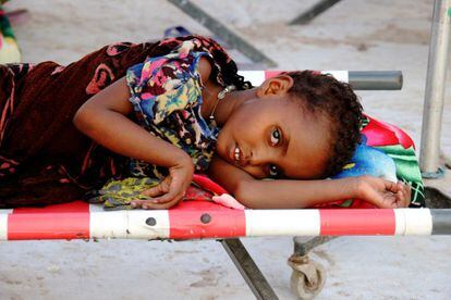 Ni&ntilde;a afar enferma de c&oacute;lera, internada en las carpas de emergencia de M&eacute;dicos Sin Fronteras en Asayita. Los brotes epid&eacute;micos agudos son frecuentes en la regi&oacute;n debido al consumo de agua no potable o a la ingesti&oacute;n de carne cruda de animales enfermos.