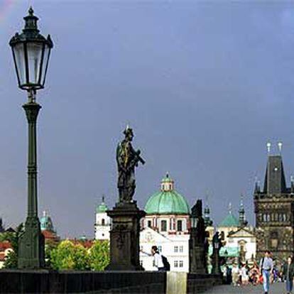 El puente Carlos, en Praga, capital de la República Checa.