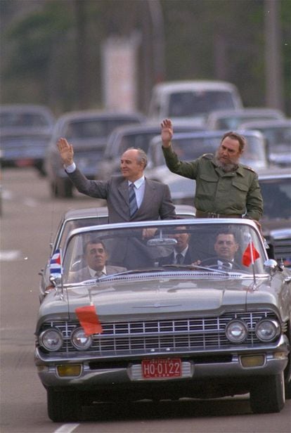 El líder cubano Fidel Castro y el presidente soviético Mikhail Gorbachov saludan 3 de abril de 1989 a sus seguidores en las calles de La Habana.
