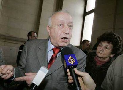 Un responsable de la Gran Mezquita de París, Abdellah Zekri, habla con la prensa a su llegada al tribunal.