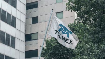 Una bandera afuera del edificio corporativo de Telmex, en Ciudad de México.