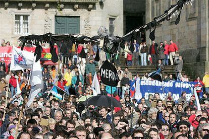 La pancarta <i>Mareas negras, Nunca Máis</i> y una gaviota gigante cubierta de chapapote encabezan la protesta.