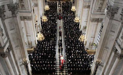 Interior de la Catedral de San Pablo durante los funerales por la ex primer ministro, Margaret Thatcher, fallecida el 8 de abril. En la Catedral estuvieron presentes más de 2.300 personas, entre ellas los familiares de Thatcher, once jefes de Gobierno de todo el mundo, dos jefes de Estado y 17 ministros de Exteriores, entre ellos el español José Manuel García-Margallo.